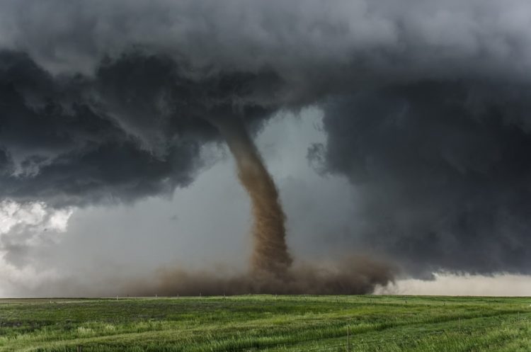 huracan-tornado-min