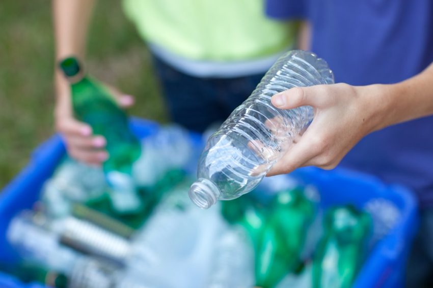 Reciclaje de botellas de plástico.