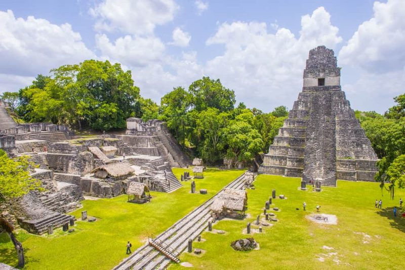 ruinas mayas en peten selva - guatemala